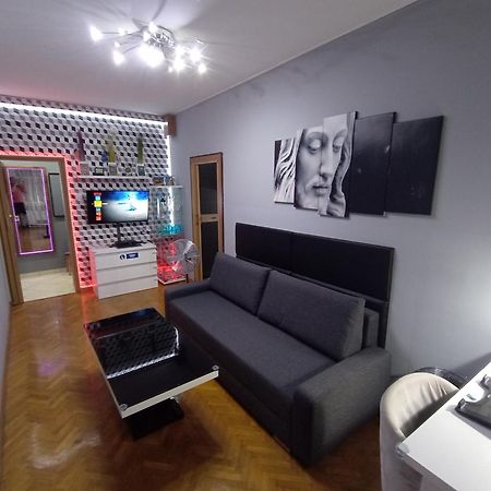 Apartament Venge -Cale Mieszkanie 46M2 Na Wylacznosc - Z Jedna Sypialnia I Jednym Sypialno-Salonem -3 Pietro Bez Windy- Rezerwacja Bez Karty Kredytowej-Klimatyzacja-Netflix-2 Lozeczka Dzieciece- Bezplatny Parking Publiczny ヴロツワフ エクステリア 写真